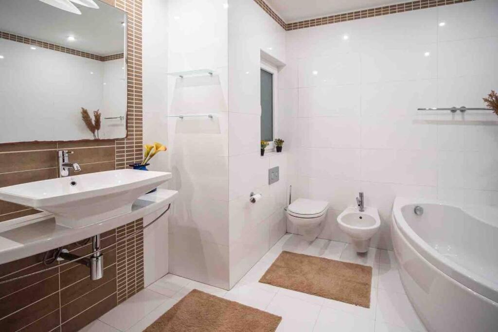 Pembroke St Julians Luxury, Comfort, Location Esterno foto